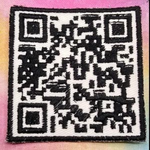 Anpassad broderad QR-kodslapp (SKANNAS VERKLIGEN!!)