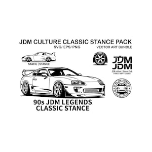 Może przedstawiać: Czarno-biały pakiet grafiki wektorowej zatytułowany JDM CULTURE CLASSIC STANCE PACK SVG/ EPS/ PNG. Zawiera ilustrację samochodu sportowego, ikonę koła, logo JDM oraz okrągłą odznakę z przodem samochodu, z napisem 90s JDM LEGENDS CLASSIC STANCE.