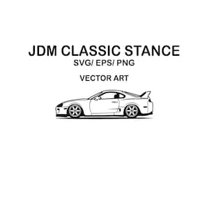 Op de afbeelding: Een zwart-witte vectorillustratie van een sportwagen in zijaanzicht. De tekst JDM CLASSIC STANCE, SVG/ EPS/ PNG en VECTOR ART is in zwarte hoofdletters boven de autografiek op een witte achtergrond gedrukt.