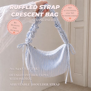 Op de afbeelding: Een halvemaanvormige tas met een blauw-wit gestreept patroon, voorzien van een geplooide schouderband en zijstrikken. De tekst bevat: RUFFLED STRAP CRESCENT BAG, SEWING PATTERN, BY HUMANS FOR HUMANS, NO AI PATTERNS AND NO AI INSTRUCTIONS, A0, A4 & US LETTER, DETAILED INSTRUCTIONS WITH PHOTOS, ADJUSTABLE SHOULDER STRAP.