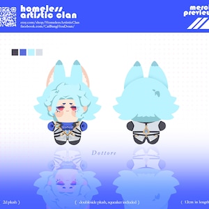 Puede incluir: Un peluche de doble cara de 12 cm de largo que representa a un personaje con cabello azul claro, orejas puntiagudas y ojos rojos. El frente muestra un atuendo detallado con detalles en azul y blanco, mientras que la parte posterior es simple. Texto: Dottore.