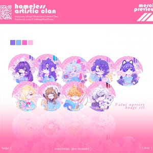 Może przedstawiać: Zestaw dziewięciu okrągłych, błyszczących, laminowanych przypinek z ilustracjami postaci w stylu anime w odcieniach różu, błękitu i fioletu. Każda przypinka przedstawia unikalną postać z charakterystycznymi włosami i akcesoriami. Zestaw jest oznaczony jako Fatui nursery badge set i ma średnicę 5,8 cm.