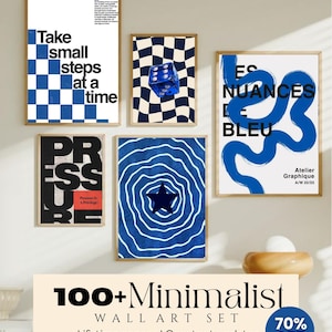 Puede incluir: Un conjunto de cinco láminas de arte mural enmarcadas con diseños en azul y blanco. Las láminas incluyen texto como Take small steps at a time, un dado azul sobre fondo de cuadros, las palabras LES NUANCES DE BLEU, PRESSURE y una estrella azul.