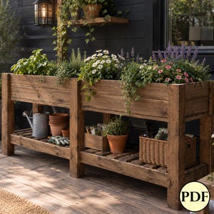 Puede incluir: Una jardinera rectangular de madera con un estante de almacenamiento inferior. La sección superior contiene varias plantas verdes y flores. El estante inferior contiene una regadera de metal, macetas de terracota y una cesta de mimbre.