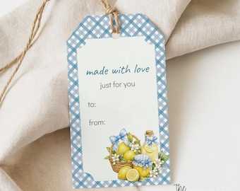 Puede incluir: Una etiqueta de regalo rectangular con borde de cuadros vichy azules y blancos, que incluye el texto "made with love just for you to: from:" y una ilustración de una cesta tejida llena de limones amarillos y dos frascos con tapas de cuadros.