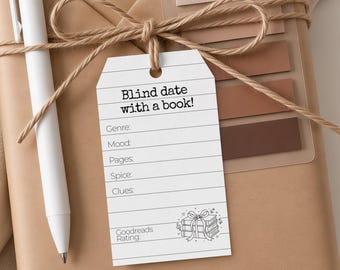 Puede incluir: Una etiqueta rectangular blanca con el texto Blind date with a book! y campos para Genre, Mood, Pages, Spice, Clues y Goodreads Rating, atada con cordel a un paquete envuelto en papel marrón junto a un bolígrafo blanco y pestañas adhesivas.