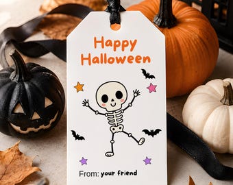 Puede incluir: Una etiqueta de regalo rectangular blanca con un lazo de cinta negra que presenta el texto naranja Happy Halloween, una ilustración de esqueleto, pequeñas estrellas coloridas, murciélagos negros y el texto From: your friend.