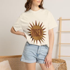 Camiseta con versículo bíblico del Sol Resucitado / Él no está aquí Mateo 28:6