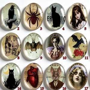 Puede incluir: Una colección de treinta cabujones de vidrio ovalados con diversas ilustraciones de estilo gótico y vintage, que incluyen murciélagos, calaveras, arañas, gatos negros, corazones anatómicos, ojos, búhos y retratos, numerados del uno al treinta.