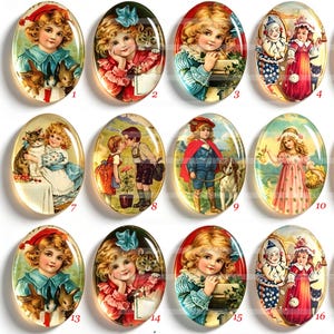 Op de afbeelding: Een collectie van achttien ovale glazen cabochons met vintage-stijl illustraties van kinderen in diverse scènes, waaronder interacties met dieren, speelgoed en seizoensgebonden thema's, gerangschikt in drie rijen van zes genummerde items.