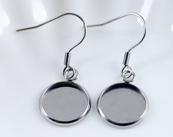 Può includere: Un paio di basi per orecchini in argento con basi rotonde, piatte e metalliche e ganci in argento. Le basi hanno un diametro di circa 2,5 cm.