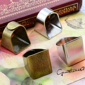 Puede incluir: Cuatro bases de anillos, dos plateadas y dos de bronce, para la elaboración de joyas. Los anillos están abiertos en la parte superior e inferior, lo que permite la personalización.