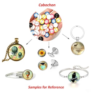 Puede incluir: Una colecci&oacute;n de cabujones de vidrio con varios dise&ntilde;os, incluyendo globos aerost&aacute;ticos, un girasol y un cuervo. El conjunto incluye un collar con colgante, gemelos, un llavero, una pinza para el cabello y una pulsera con inserciones circulares.