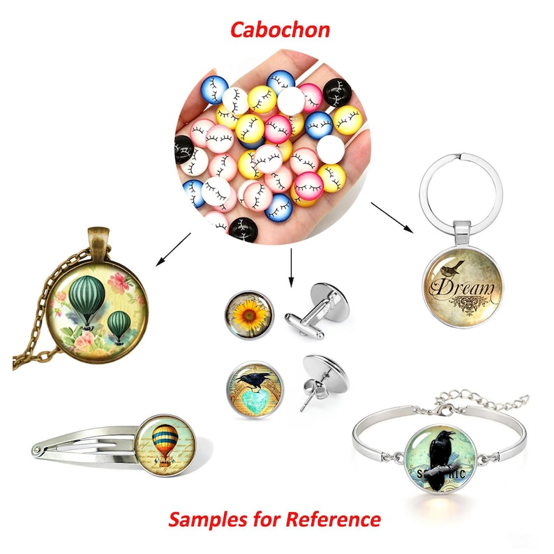 Puede incluir: Una colecci&oacute;n de cabujones de vidrio con varios dise&ntilde;os, incluyendo globos aerost&aacute;ticos, un girasol y un cuervo. El conjunto incluye un collar con colgante, gemelos, un llavero, una pinza para el cabello y una pulsera con inserciones circulares.