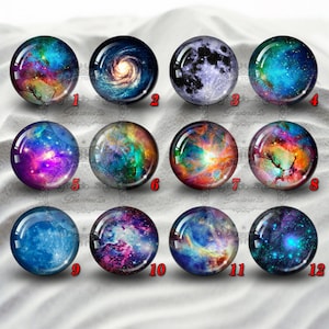 Könnte beinhalten: Zwölf runde Glascabochons mit verschiedenen Weltraummotiven. Die Bilder zeigen Galaxien, Nebel und Planeten. Die Cabochons eignen sich perfekt für die Schmuckherstellung, Bastelarbeiten und andere kreative Projekte.