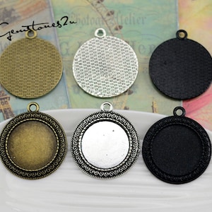 Könnte beinhalten: Sechs runde Metall-Anhänger-Tabletts mit dekorativem Rand. Drei Tabletts sind silber, zwei sind bronzefarben und eines ist schwarz.