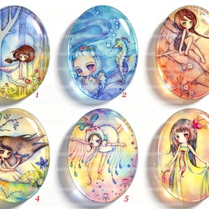 Op de afbeelding: Zes ovale glazen cabochons met kleurrijke illustraties van personages in aquarel-stijl. Elk stuk toont een unieke scène met figuren in verschillende omgevingen, genummerd van één tot zes in rode tekst rechtsonder op elk item.