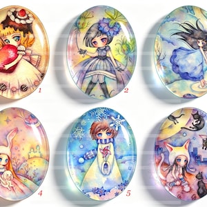 Op de afbeelding: Zes ovale glazen cabochons met kleurrijke illustraties in aquarel-stijl van personages. Elk stuk toont een unieke scène met figuren, waaronder een kind met een hart, een blauwharig personage, een fee, een figuur met konijnenoren, een winterscène en katten.