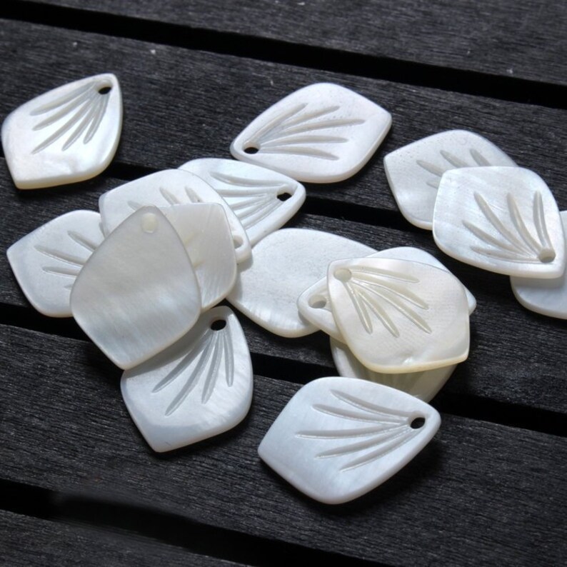 20pcs 13X18mm Mother Of Pearl Teardrop pendant,Natural Mother Of Pearl Beads,Shell petal Pendant,White Shell Beads DIY 118 Jewelry Making