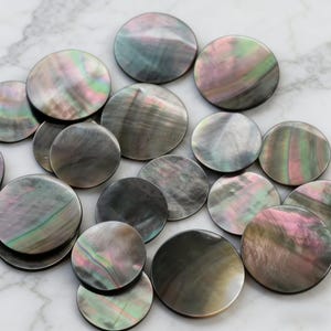 10pcs 10-80 mm Pendentif rond sans trou, Perles de nacre noire naturelle, Pendentif coquillage, Perles coquillages noires DIY