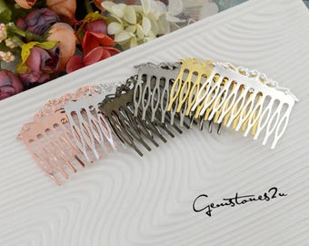 Op de afbeelding: Een verzameling metalen haar kammen in verschillende kleuren, waaronder roségoud, zilver, brons en goud. Elke kam heeft een decoratieve bovenrand en tanden om het haar vast te zetten. De kammen zijn gerangschikt op een wit oppervlak met de tekst "Gemstones2u".