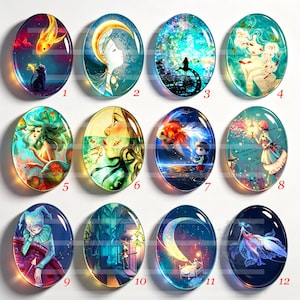 Op de afbeelding: Een set van twaalf ovale glazen cabochons met kleurrijke fantasie-illustraties, genummerd van één tot twaalf. Elk stuk toont verschillende artistieke scènes met figuren, dieren, hemellichamen en levendige landschappen in een glanzende afwerking.
