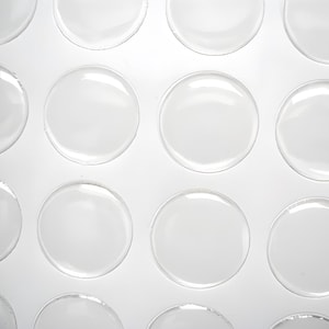 Op de afbeelding: Een vel met doorzichtige, ronde, zelfklevende stickers. De stickers zijn gerangschikt in een rasterpatroon op een witte achtergrond.