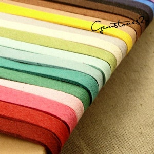 Puede incluir: Una colección de tiras de cuero de colores en varios tonos, incluyendo rojo, rosa, verde, azul, amarillo y marrón. Las tiras están dispuestas en forma de abanico, con los colores más oscuros en la parte inferior y los colores más claros en la parte superior.