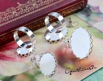 以下が含まれることがあります： 縁がギザギザで、楕円形のセッティングが付いた銀製のリングブランクが4つ。セッティングは空で、カボションを埋め込む準備ができています。