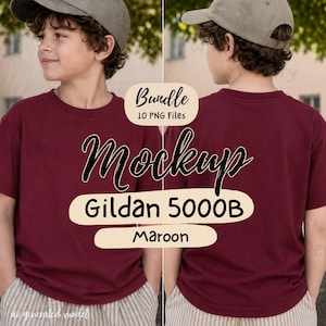 Può includere: Un pacchetto di mockup per t-shirt color marrone scuro con 10 file PNG per il modello Gildan 5000B. L'immagine mostra una vista frontale e posteriore della t-shirt marrone scuro tinta unita con sovrapposizioni di testo Bundle, 10 PNG Files, Mockup, Gildan 5000B e Maroon.