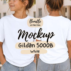 Puede incluir: Una camiseta blanca lisa mostrada de frente y de espaldas. La imagen incluye superposiciones de texto que dicen Bundle 10 PNG Files, Mockup, Gildan 5000B y White. La camiseta tiene cuello redondo y mangas cortas, presentada como una maqueta digital.