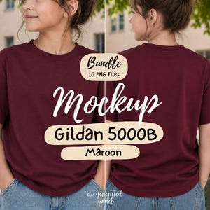 Può includere: Una t-shirt color marrone scuro con girocollo mostrata sia frontalmente che posteriormente. Il testo sovrapposto recita: Bundle 10 PNG Files Mockup Gildan 5000B Maroon. La maglia è indossata con jeans blu. Il design mostra vestibilità e colore.