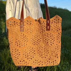 Sac cabas tricoté main moutarde et or à motif floral ajouré