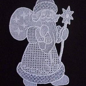 Può includere: Figura di Babbo Natale in pizzo bianco con un bastone a stella e un sacco di stelle. La figura di Babbo Natale è realizzata in pizzo bianco ed è ambientata su uno sfondo nero. La figura indossa un cappello e un cappotto con finiture decorative.