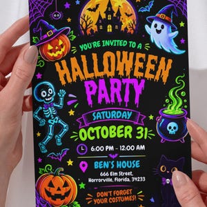 Könnte beinhalten: Eine rechteckige Halloween-Party-Einladungskarte mit schwarzem Hintergrund, gelbem Mond, Spukhaus, Geist, Skelett, Kürbissen, schwarzer Katze und Kessel. Text: YOU'RE INVITED TO A HALLOWEEN PARTY SATURDAY OCTOBER 31 6:00 PM - 12:00 AM BEN'S HOUSE 666 Elm Street, Horrorville, Florida, 34233 DON'T FORGET YOUR COSTUMES!