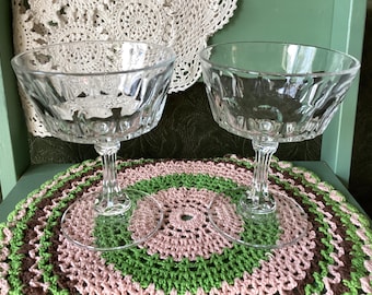 Coupes à champagne/verres à sorbet hauts Cristal D'Arques-Durand Chantelle vintage, caractérisées par un bol à panneaux distinctif et une tige à facettes.