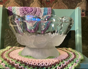 Kryształowa misa na nóżce Imperlux Frosted Roses w stylu vintage, z przezroczystą, falowaną krawędzią i satynowo-matową podstawą z motywem kwiatowym.