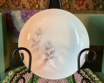 Bol para fruta o postre Vintage Harmony Rose de Harmony House China, con una delicada rosa gris y ribete de platino plateado.