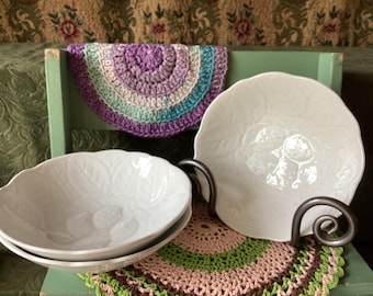 Een set van drie vintage Fondeville Alvarez witte aardbeienkommen.