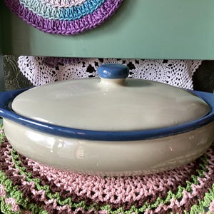 Vintage Pfaltzgraff Ocean Breeze 2-liters stengodsgryta med en glansig krämfärgad kropp med en distinkt blå kant och lockknopp