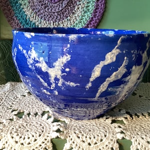 Questo splendido pezzo in ceramica è una piccola ciotola per mescolare o servire in gres smaltato blu agata di Bennington Potters, vintage.