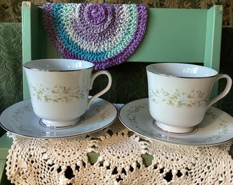 Vintage set van 2 theekopjes en schotels, Claridge-patroon (patroon nr. 317) van Four Crown China, geproduceerd door Sango in Japan.