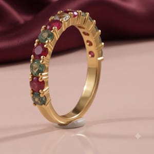 Ehering mit Rubin und Smaragd | Goldener Ring mit abwechselnden Edelsteinen | Farbenfroher Stapelring | Leuchtend roter und grüner Jahrestagsring für Sie