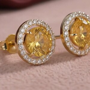 Brincos de Citrino Amarelo com Halo | Brincos Solitários Redondos em Ouro | Brincos com Detalhes em Pavé de Diamantes | Joia com Pedra de Nascimento de Novembro - Presente Ideal para Ela