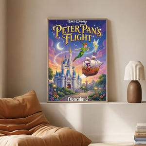 Pode incluir: Um cartaz de parede retangular apresentando a atração Peter Pan's Flight da Walt Disney na Disneyland. A arte exibe um castelo, um navio pirata, Peter Pan e Tinker Bell contra um céu roxo e laranja com o texto Disneyland.