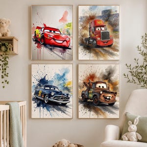 Puede incluir: Cuatro láminas de arte mural enmarcadas con estilo de acuarela que muestran personajes de la película Cars. Arriba a la izquierda un coche de carreras rojo, arriba a la derecha un camión rojo, abajo a la izquierda un coche clásico azul oscuro y abajo a la derecha una grúa marrón.