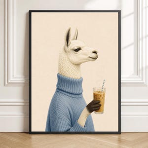 Könnte beinhalten: Ein gerahmter Kunstdruck, der ein weißes Lama in einem blauen, gerippten Rollkragenpullover zeigt. Das Lama hält ein klares Glas mit einem Eiskaffee und einem blau-weiß gestreiften Strohhalm vor einem cremefarbenen Hintergrund.