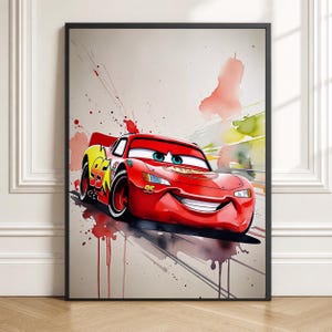 Op de afbeelding: Een ingelijste muurkunstprint met een rode racewagen met het nummer 95 in het geel op de zijkant. De illustratie gebruikt een aquarel-stijl met rode, gele en groene verfspatten tegen een lichte achtergrond, met een glimlachend gezicht.