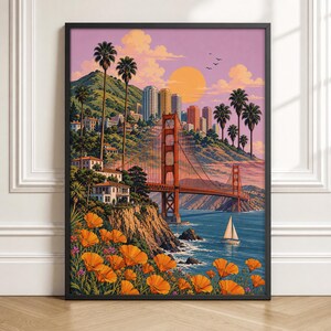 Può includere: Una stampa artistica incorniciata che raffigura il Golden Gate Bridge di San Francisco al tramonto. La scena presenta papaveri della California arancioni in primo piano, una barca a vela sull'acqua, scogliere costiere con case e uno skyline cittadino sotto un cielo viola.