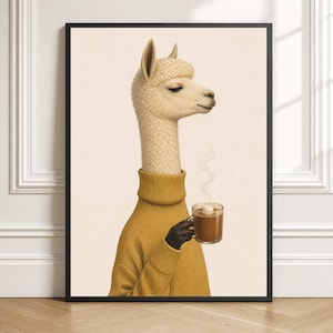 Könnte beinhalten: Ein gerahmter Kunstdruck, der ein cremefarbenes Lama in einem senfgelben, gerippten Rollkragenpullover zeigt. Das Lama hält eine durchsichtige Glastasse mit einem braunen Getränk und einem einzelnen weißen Marshmallow, wobei Dampf aufsteigt.